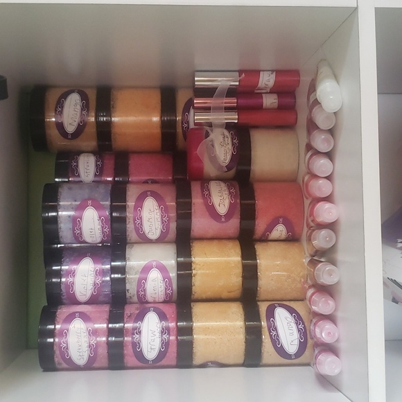 Fully stock up on lip gloss body scrub and lip oil - Picture 4 of 4